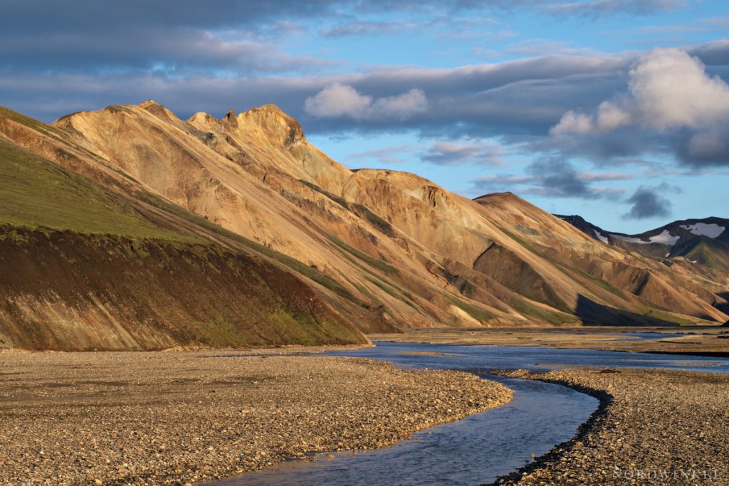 die untergehende Sonne leuchtet über den Rhyolithbergen in Landmannalaugar