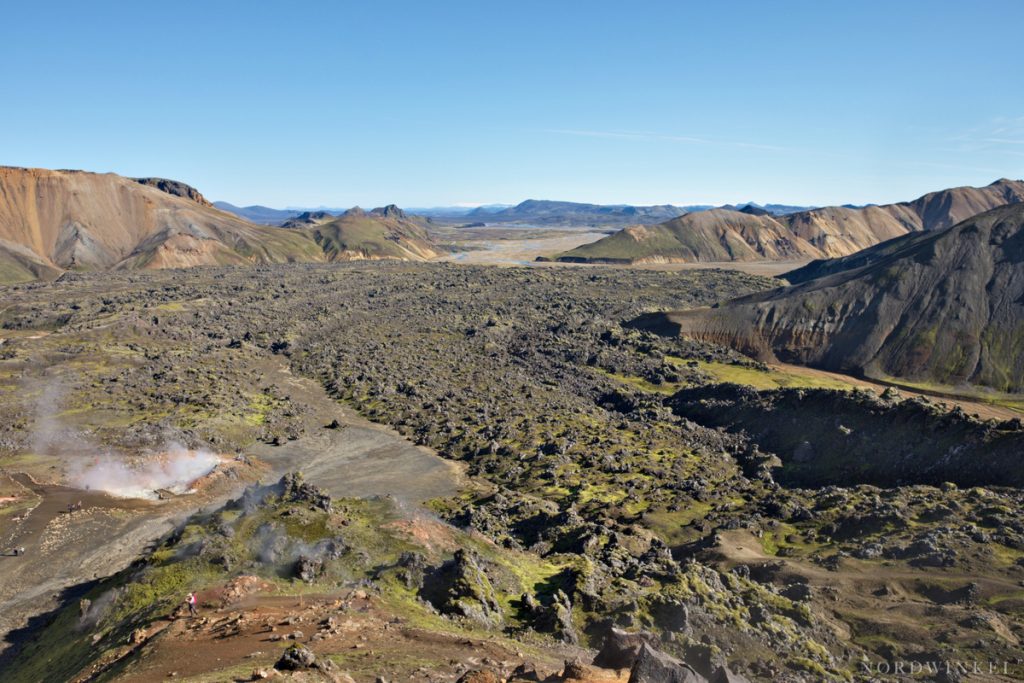 Blick über ein Lavafeld mit heißer Quelle in Landmannalaugar