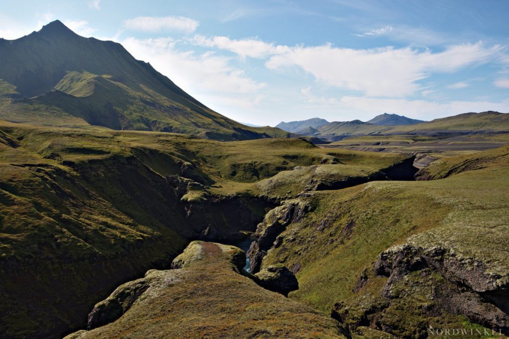 Blick auf grüne Landschaft und eine Schlucht