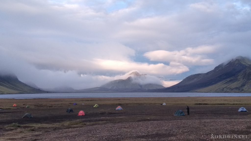 Blück über den Zeltplatz am See Alftavatn