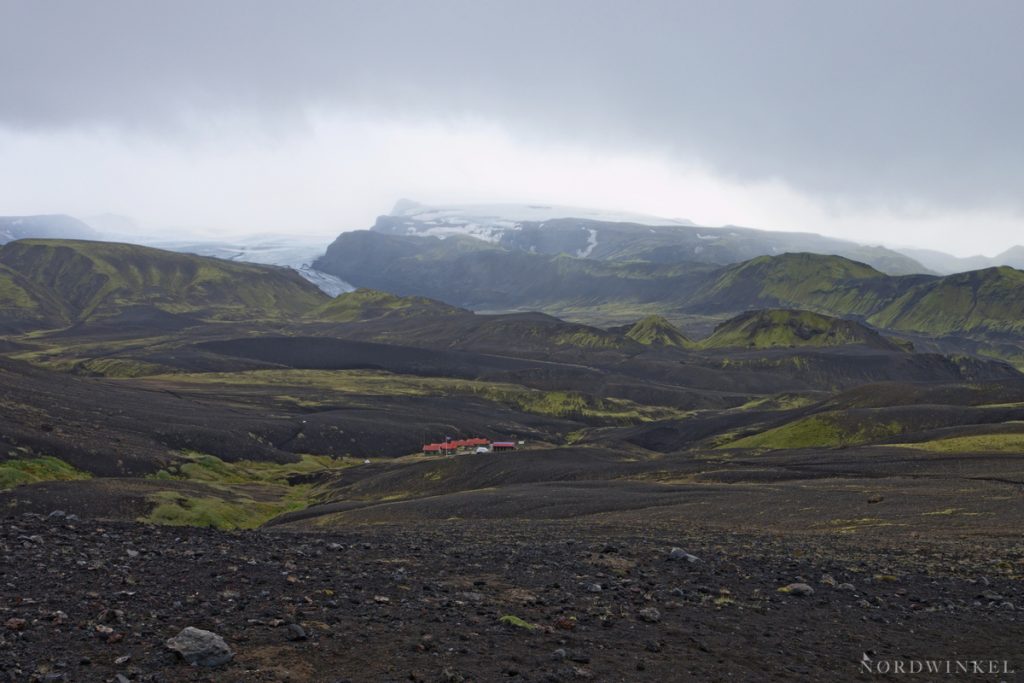 Blick über das Gelände um eine Hütte auf dem Laugavegur