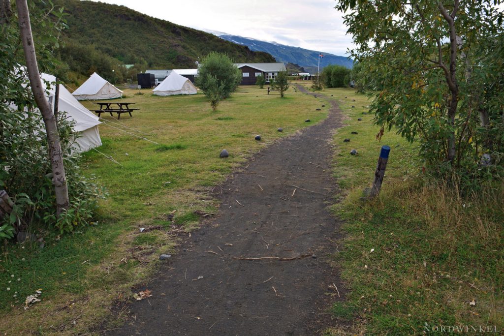 Weg in die grüne Anlage der Volcano-Huts in Thorsmörk