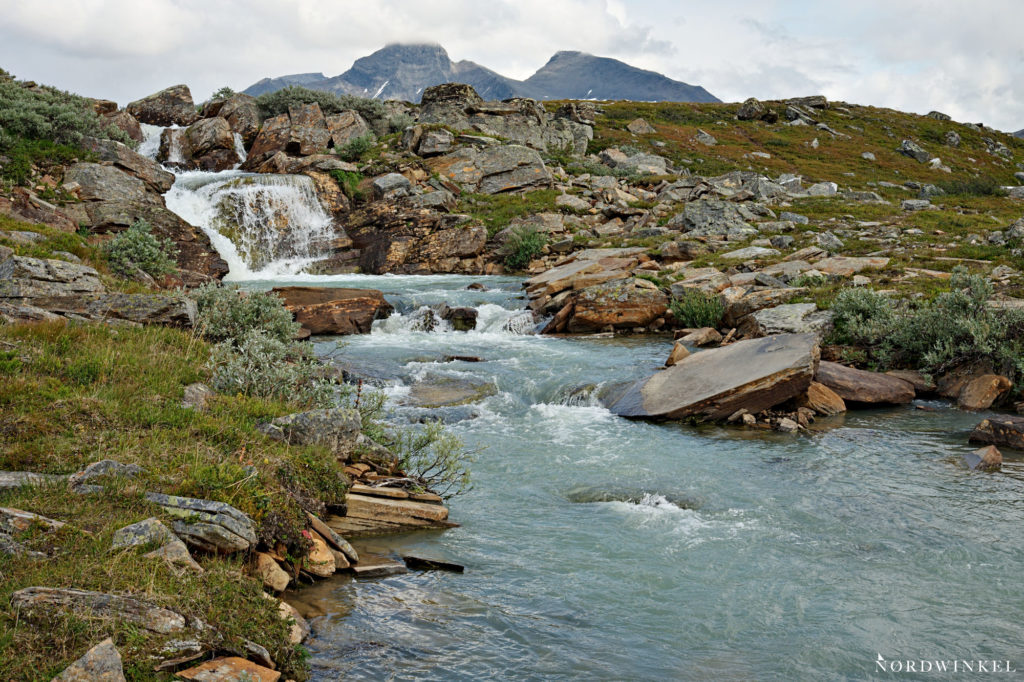 fluss im sarek mit türkisblauem gletscherwasser
