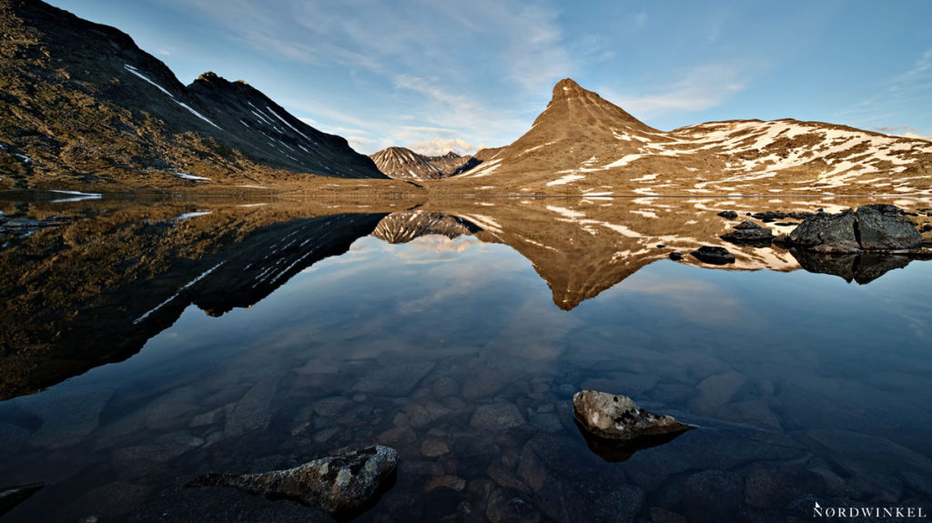 spiegelnder berg vor gebirgssee