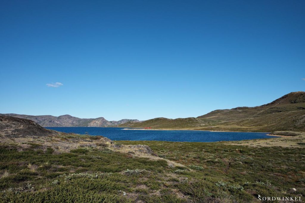 der blaue see amitsorsuaq im grönlandurlaub auf dem arctic circle trail