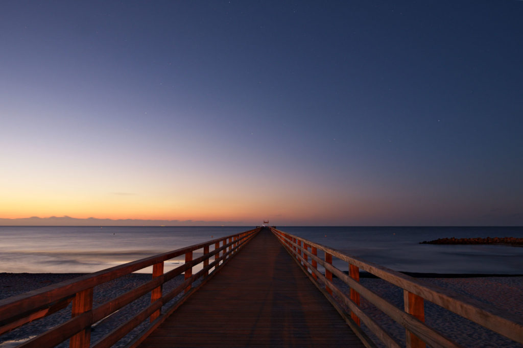 steg einer seebrücke auf der ostsee im abendlicht