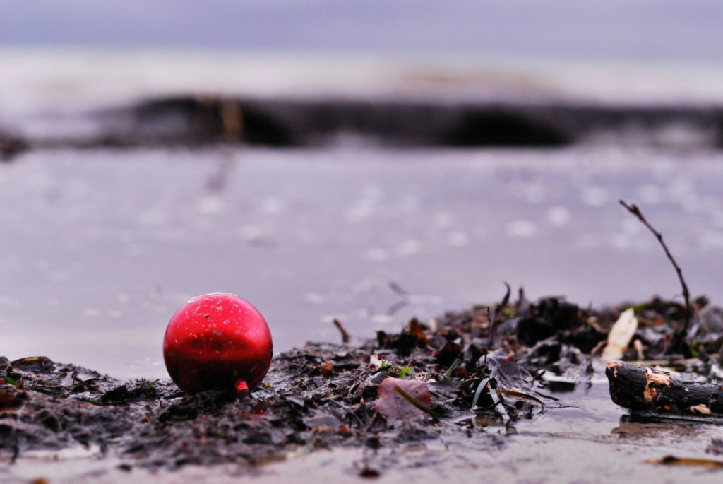weihnachtskugel am strand aus bodennaher perspektive