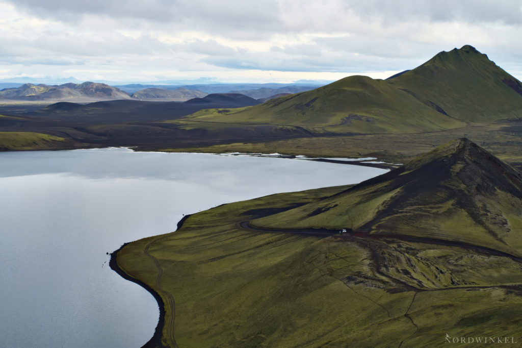 Ausblick über einen Bergsee im isländischen Hochland