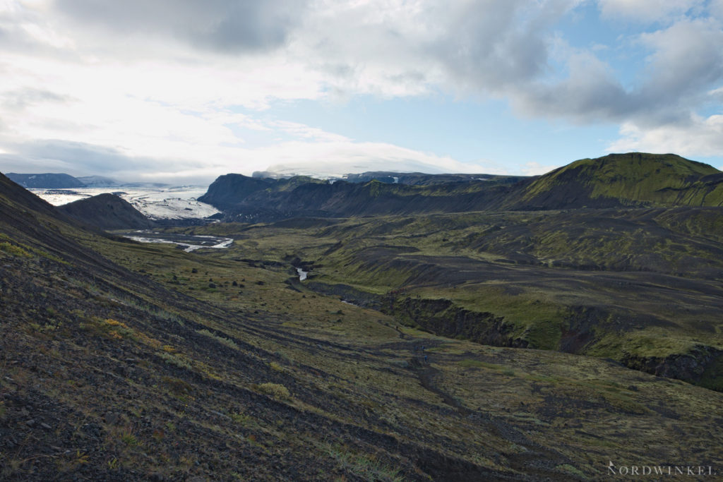 Blick über ein Gletscherflusstal in Island